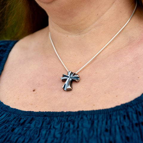 Aalto - hopea risti - oksidoitu