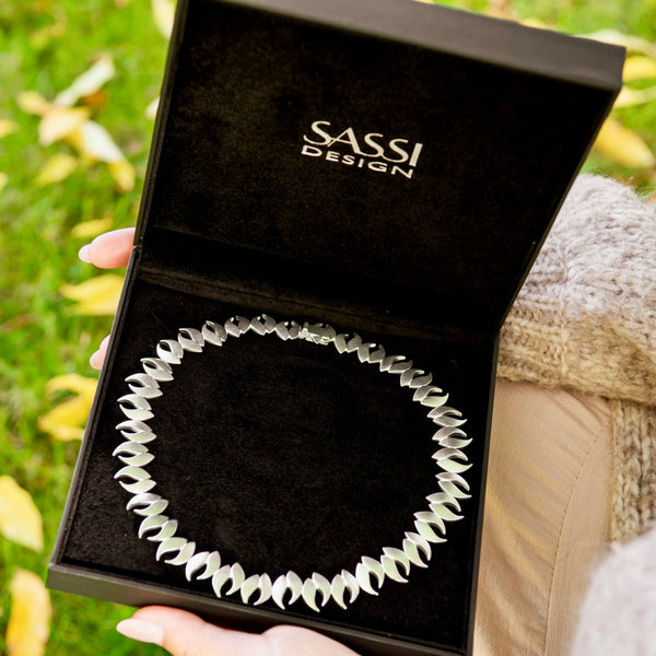 Syksy – lehtien juhla, joka kantaa mukanaan luonnon pehmeyttä ja arjen pieniä juhlahetkiä.