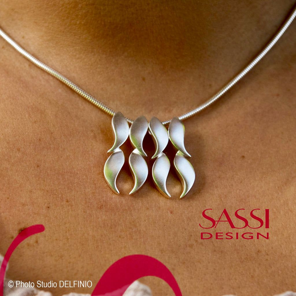 Syksy - Hopeinen riipus kahdeksalla lehdellä – Hiljainen kauneus liikkeessä