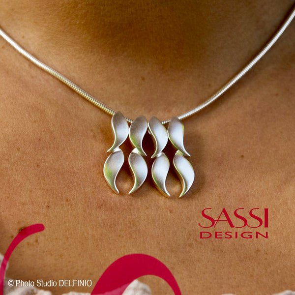 Syksy - Hopeinen riipus kahdeksalla lehdellä – Hiljainen kauneus liikkeessä