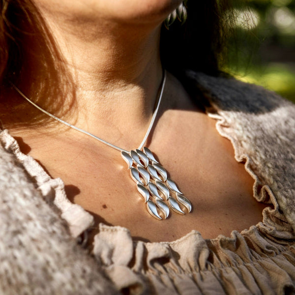 Syksy – Hopeinen riipus kuudellatoista lehdellä – Luonnon tanssi