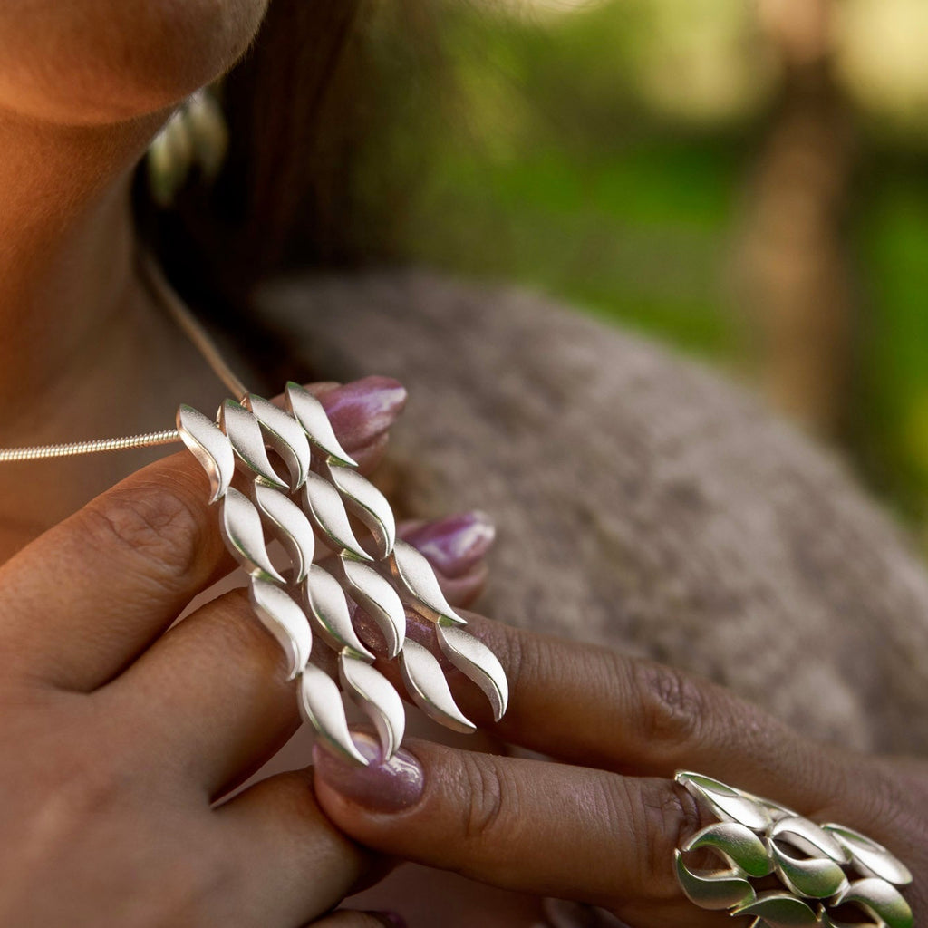 Syksy – Hopeinen riipus kuudellatoista lehdellä – Luonnon tanssi