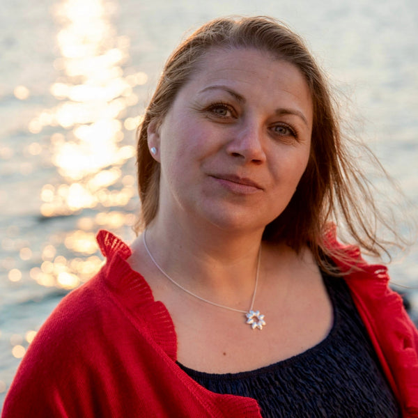 Aurinko - pieni hopeariipus - käsintehty - pieni säde kaulallasi