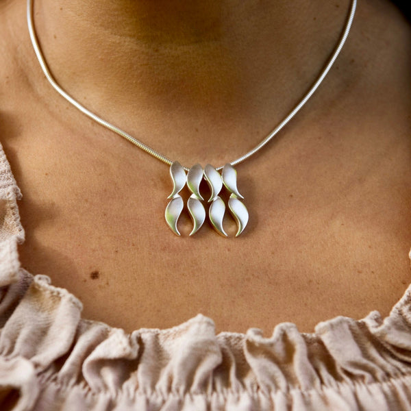 Syksy - Hopeinen riipus kahdeksalla lehdellä – Hiljainen kauneus liikkeessä