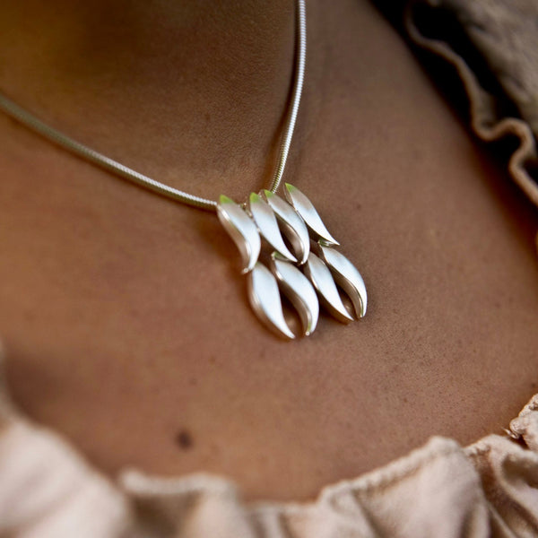 Syksy - Hopeinen riipus kahdeksalla lehdellä – Hiljainen kauneus liikkeessä