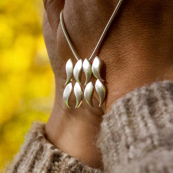 Syksy - Hopeinen riipus kahdeksalla lehdellä – Hiljainen kauneus liikkeessä