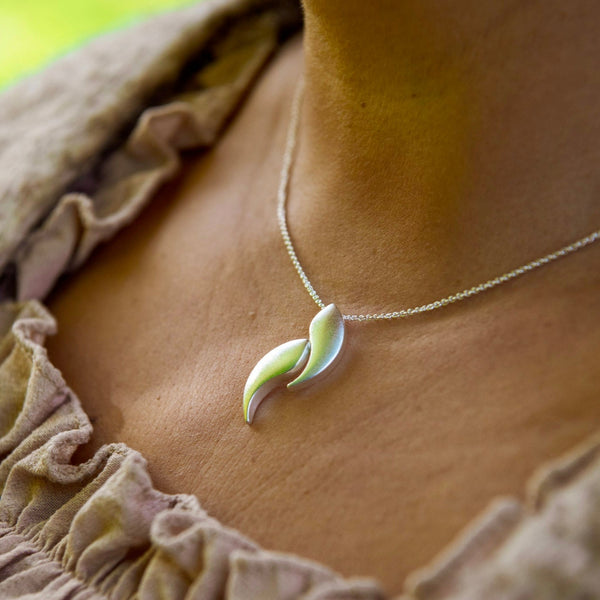 Syksy – Hopeinen riipus kahdella lehdellä – Kauneutta jokaisessa hetkessä