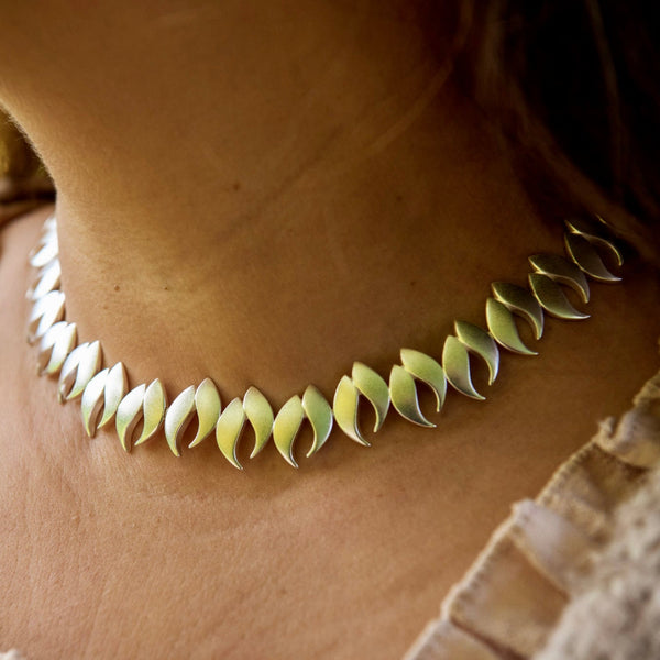 Syksy – lehtien juhla, joka kantaa mukanaan luonnon pehmeyttä ja arjen pieniä juhlahetkiä.