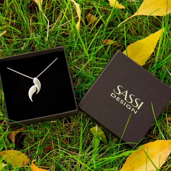 Syksy – Hopeinen riipus kahdella lehdellä – Kauneutta jokaisessa hetkessä