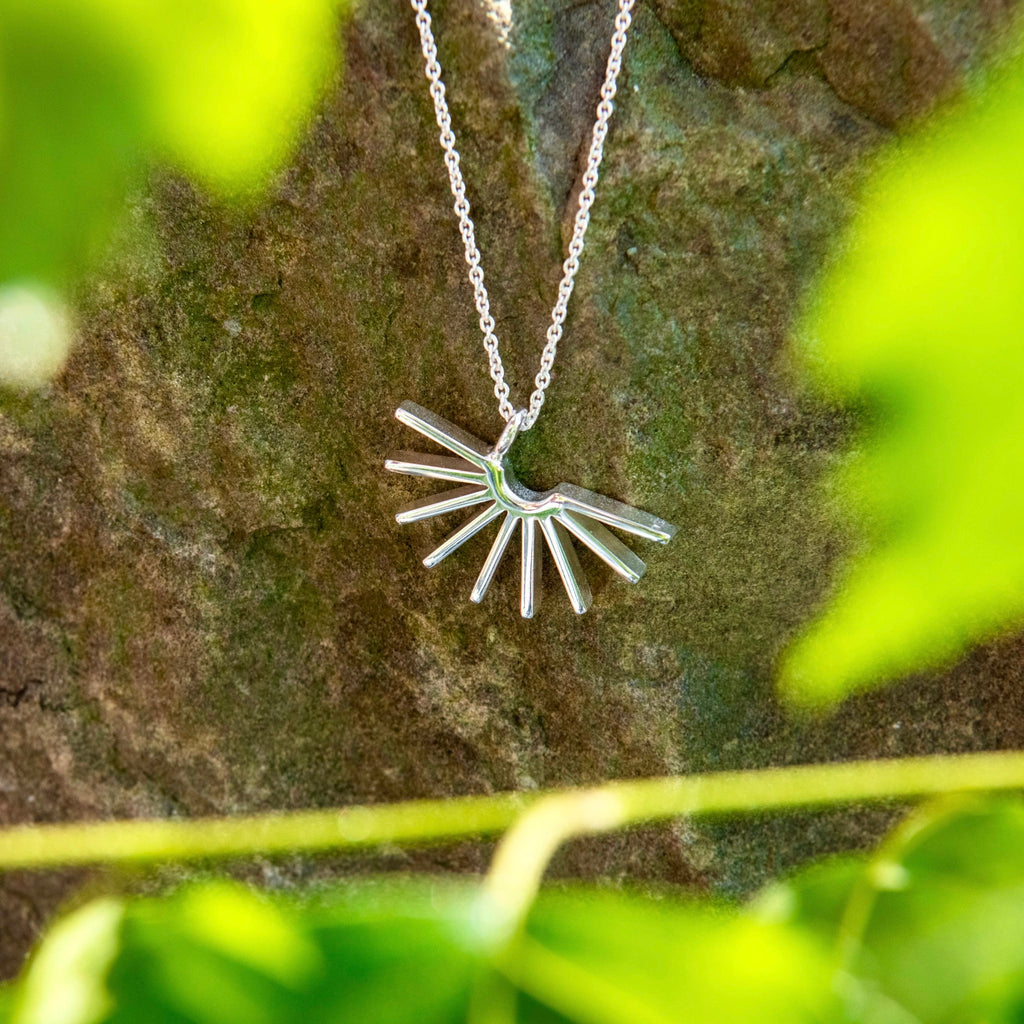 Sarastus - hopea riipus - Vuorokauden rytmit - Aamu