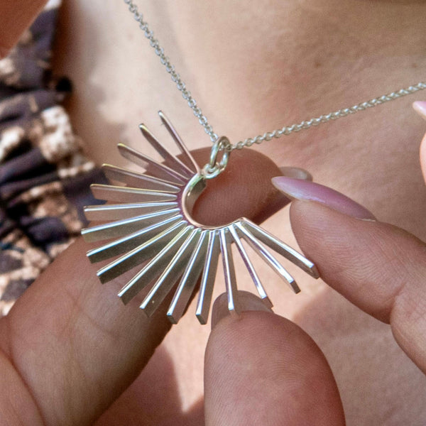 Sarastus - hopea riipus - Vuorokauden rytmit - Aamu