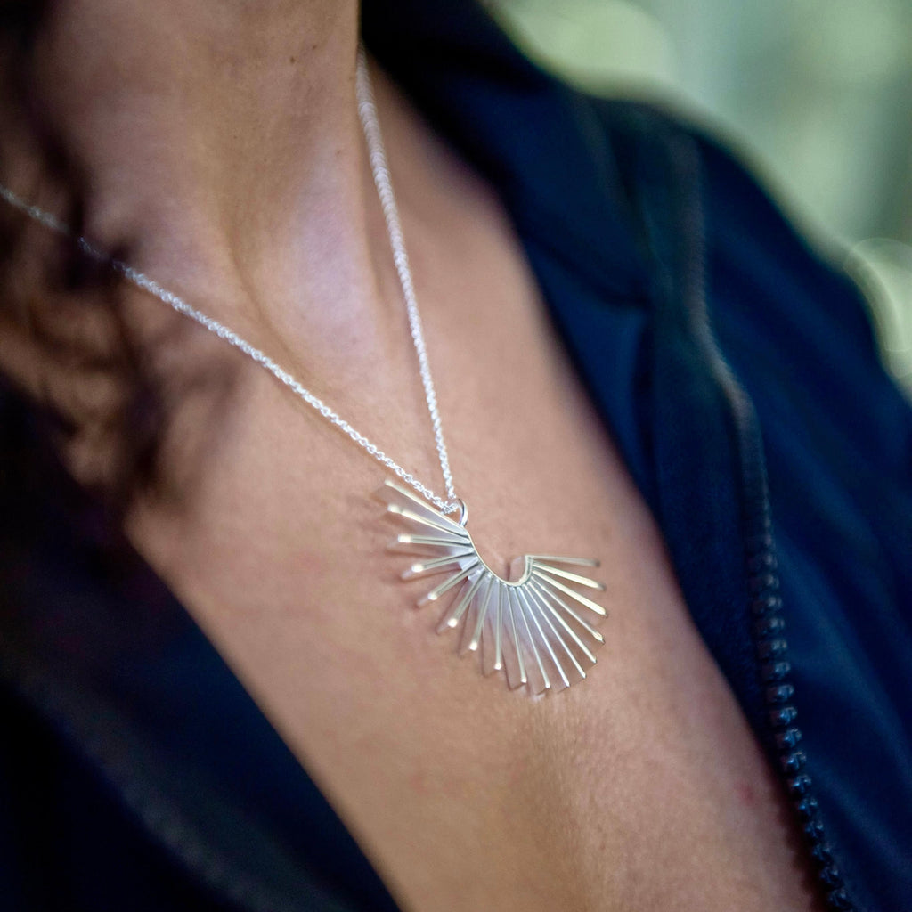 Sarastus - hopea riipus - Vuorokauden rytmit - Aamu