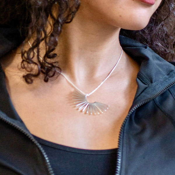 Sarastus - hopea riipus - Vuorokauden rytmit - Aamu