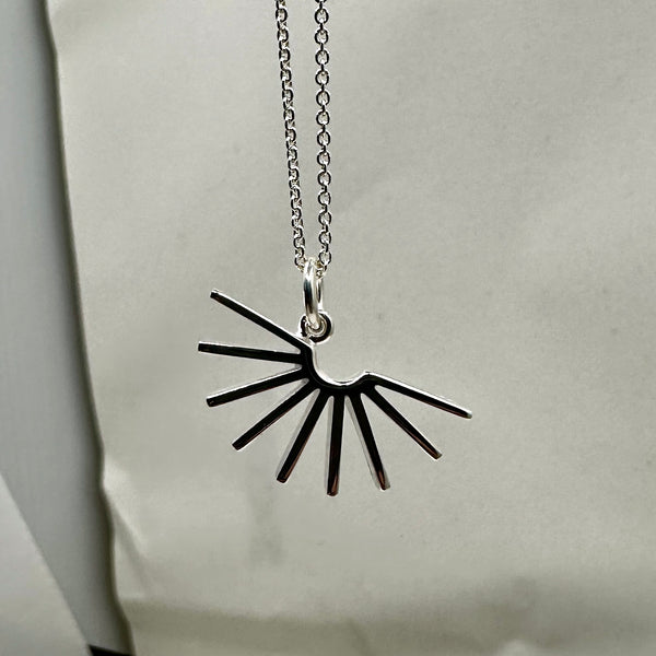 Sarastus - hopea riipus - Vuorokauden rytmit - Aamu