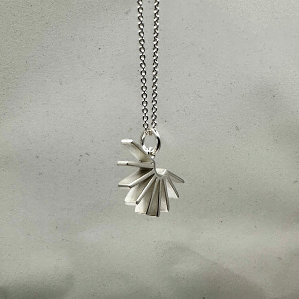 Sarastus - hopea riipus - Vuorokauden rytmit - Aamu