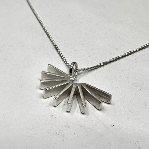 Sarastus - hopea riipus - Vuorokauden rytmit - Aamu