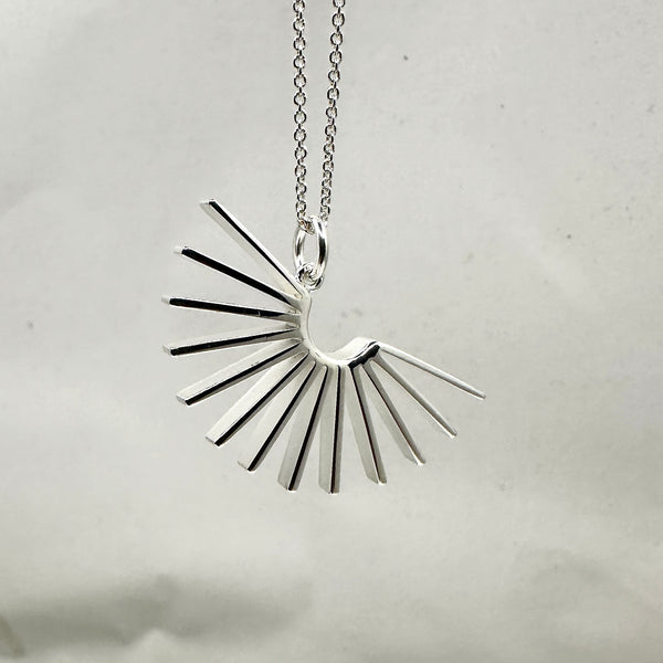 Sarastus - hopea riipus - Vuorokauden rytmit - Aamu