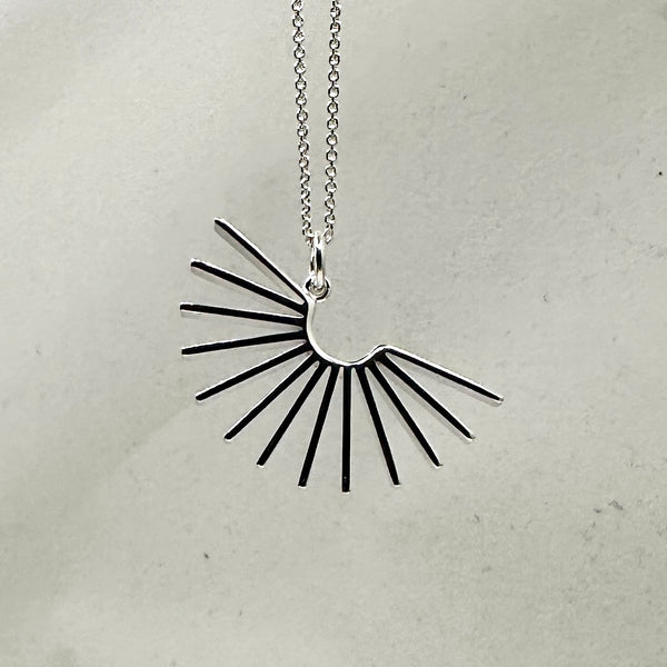 Sarastus - hopea riipus - Vuorokauden rytmit - Aamu