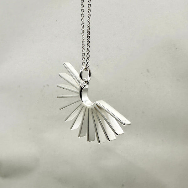 Sarastus - hopea riipus - Vuorokauden rytmit - Aamu