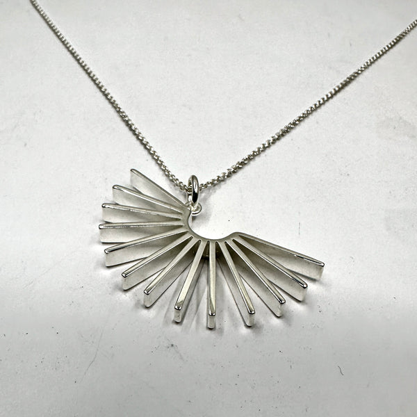 Sarastus - hopea riipus - Vuorokauden rytmit - Aamu