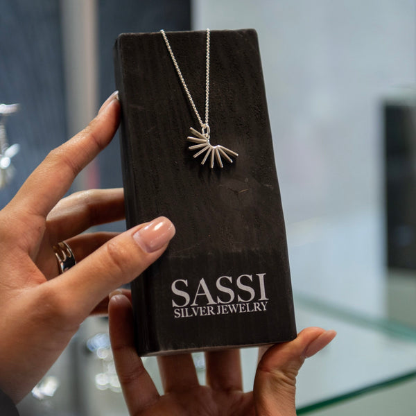 Sarastus - hopea riipus - Vuorokauden rytmit - Aamu