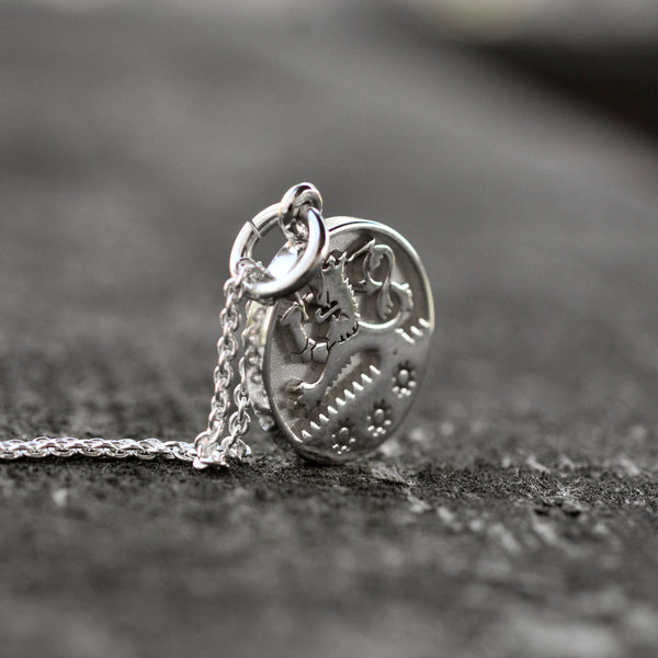 Sassi-sukuriipus - hopea riipus