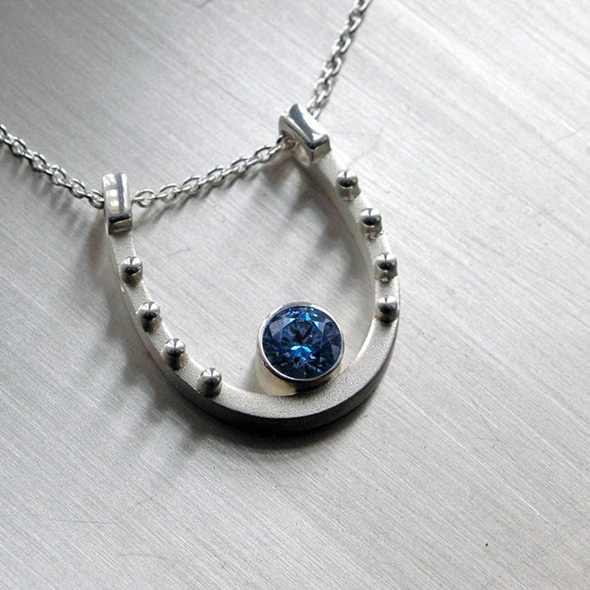 Horse shoe, Hevosenkenkä, kaulakoru, riipus, pendant, Sassi Design