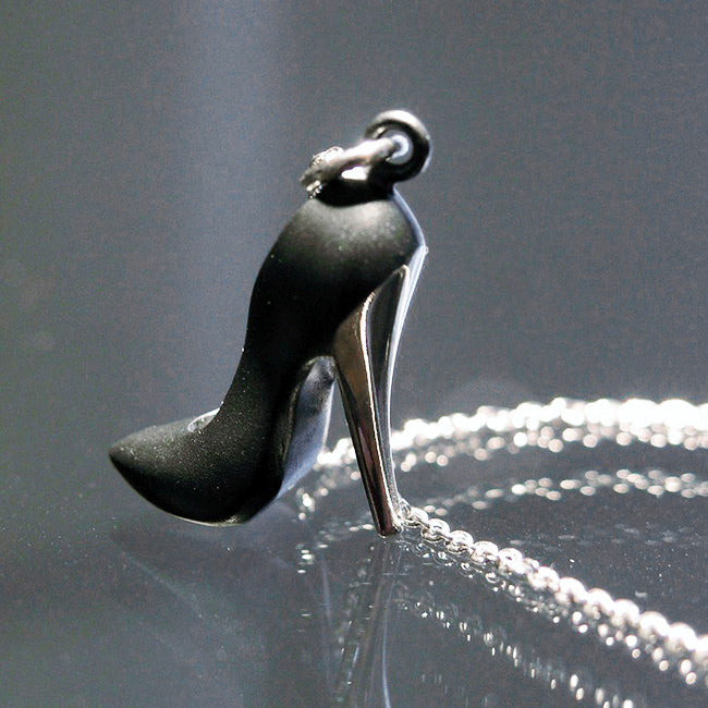 La Femme, korkokenkä, kaulakoru, riipus, pendant, Sassi Design