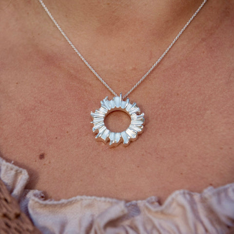 Auringon Roihu - hopea riipus