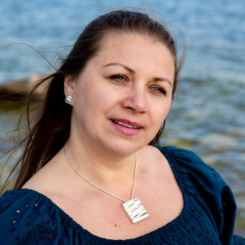 Meri - hopeariipus - käsintehty koru aaltojen rytmissä
