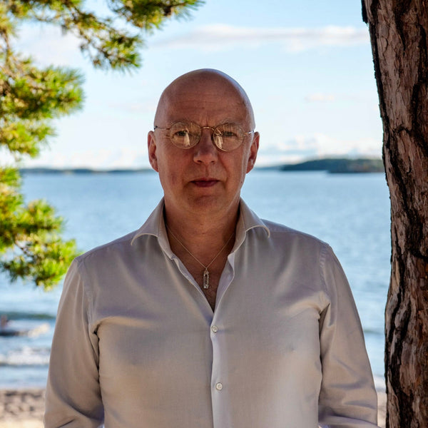 Hali - hopea riipus- kaksi hahmoa
