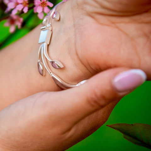 Kevät - hopearannekoru – Elämän virta