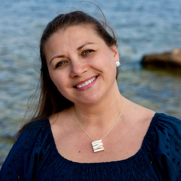 Meri - hopea korvakorut - meren kosketus korvissasi