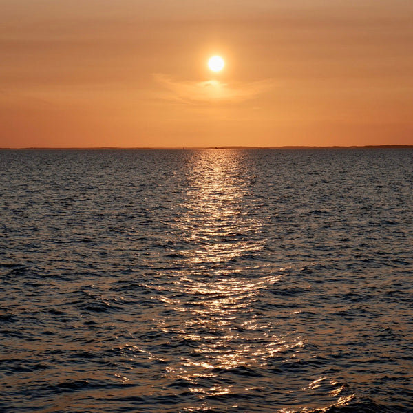 Aurinko - pieni hopeariipus - käsintehty - pieni säde kaulallasi