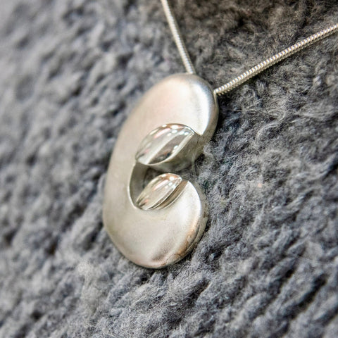 Syli-riipus / Embrace-pendant