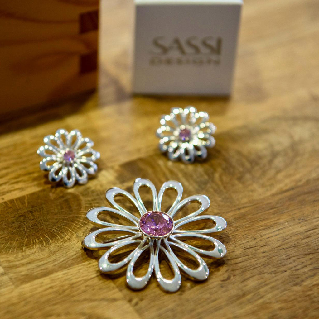 Sassi Designin “Kesän Kukka” korusarja, joka sisältää upean hopeisen rintakorun ja kukkakuvioiset korvakorut. Käsityönä valmistettu Fiskarsissa, tämä korusarja on täydellinen lahja itselle tai rakkaalle. Yhdistää tyylin ja luonnon kauneuden, ja se on ajaton valinta mihin tahansa tilaisuuteen.
