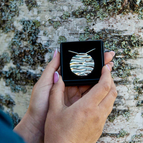 Aava - iso hopeariipus – meren syke ja valo